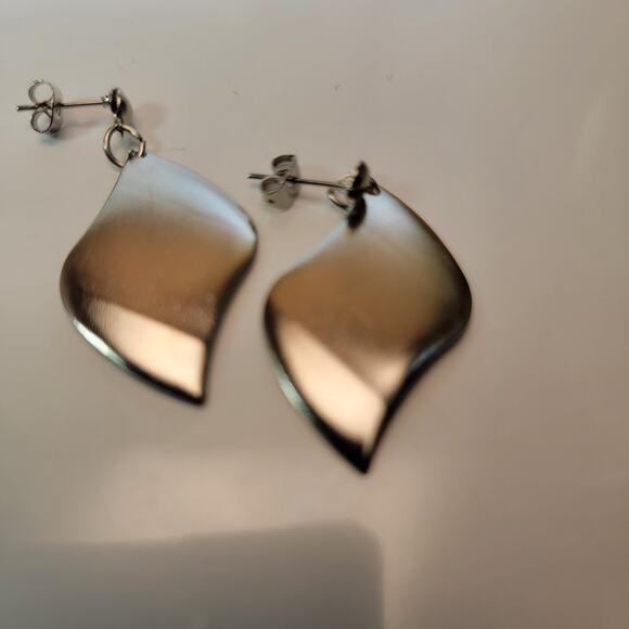 Vintage Silver Curved Leaf Earrings, Polished Finish, Modern Minimalist - Picture 5 of 10